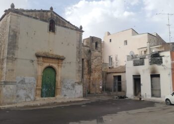 Vittoria, dà fuoco all’abitazione in cui abita e cosparge di benzina i genitori