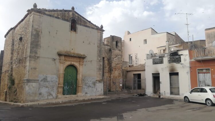 Vittoria, dà fuoco all’abitazione in cui abita e cosparge di benzina i genitori