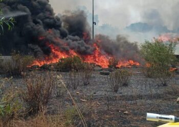 Santa Croce, in fiamme l’area esterna del centro comunale di raccolta