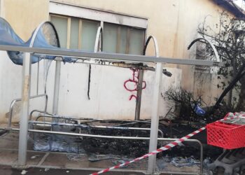 Vittoria, data alle fiamme la postazione carrelli di un supermercato