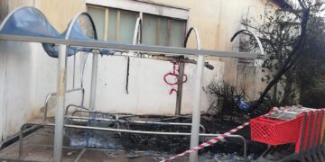 Vittoria, data alle fiamme la postazione carrelli di un supermercato