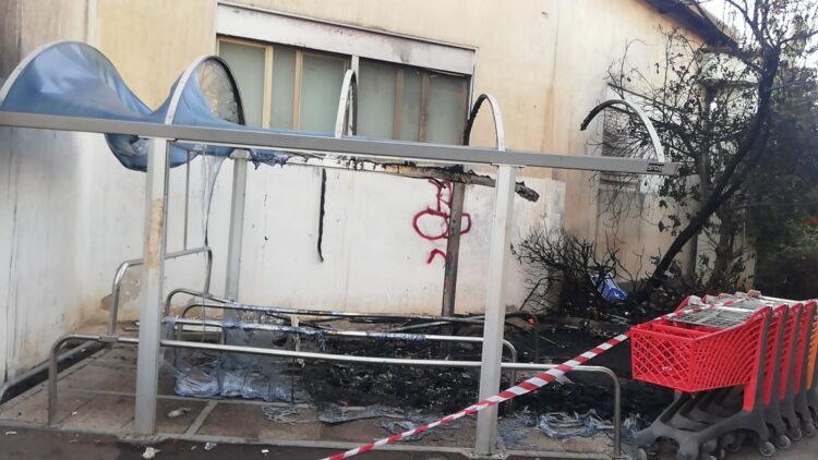 Vittoria, data alle fiamme la postazione carrelli di un supermercato