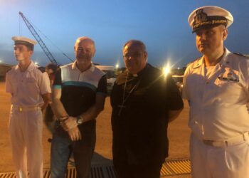 Pozzallo, arrivano i migranti mentre il vescovo e il sindaco sono in barca per la processione a mare di San Giovanni