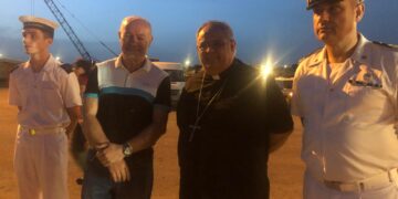 Pozzallo, arrivano i migranti mentre il vescovo e il sindaco sono in barca per la processione a mare di San Giovanni
