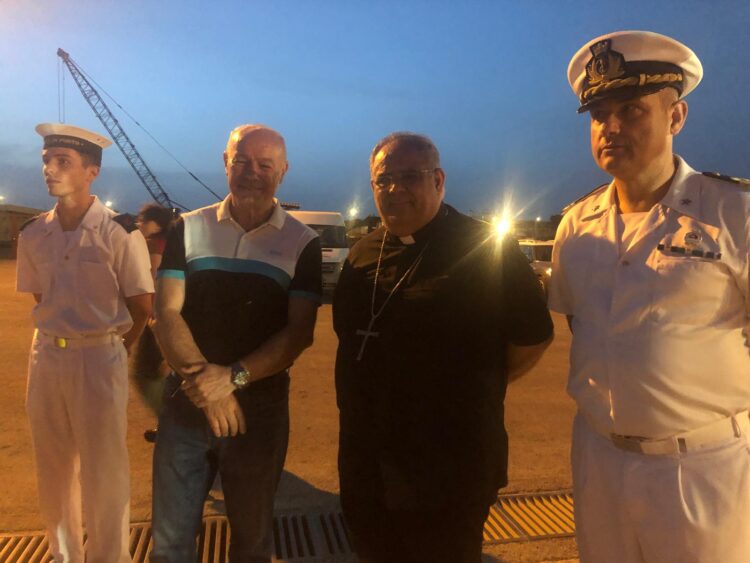Pozzallo, arrivano i migranti mentre il vescovo e il sindaco sono in barca per la processione a mare di San Giovanni