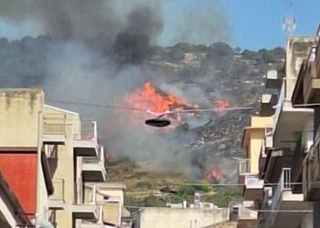 Comiso, pesante incendio a Cava Porcaro. Mezzi aerei in azione