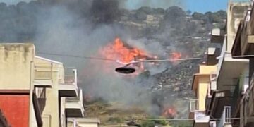 Comiso, pesante incendio a Cava Porcaro. Mezzi aerei in azione