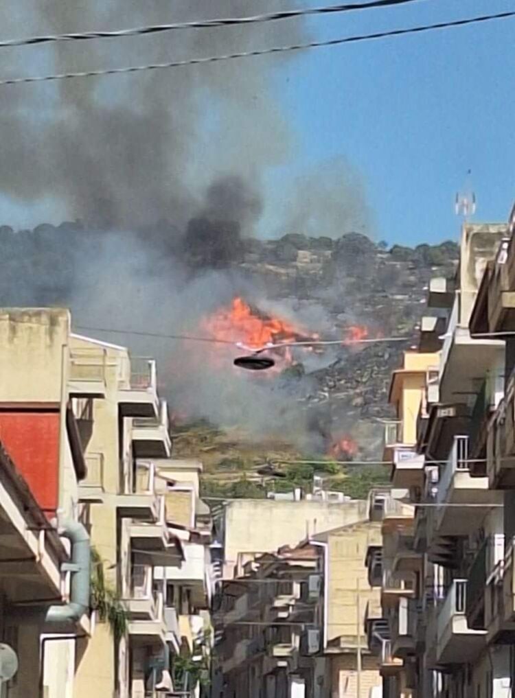 Comiso, pesante incendio a Cava Porcaro. Mezzi aerei in azione