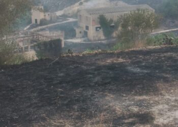 Vittoria, in fumo l’ex cartiera. Bloccati i pozzi di Sicilia Acque a causa di un incendio