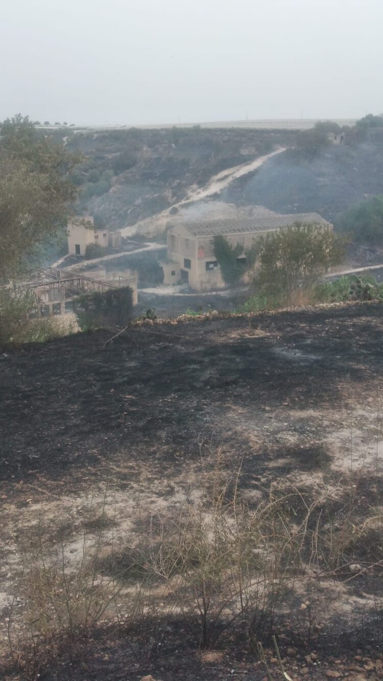 Vittoria, in fumo l’ex cartiera. Bloccati i pozzi di Sicilia Acque a causa di un incendio