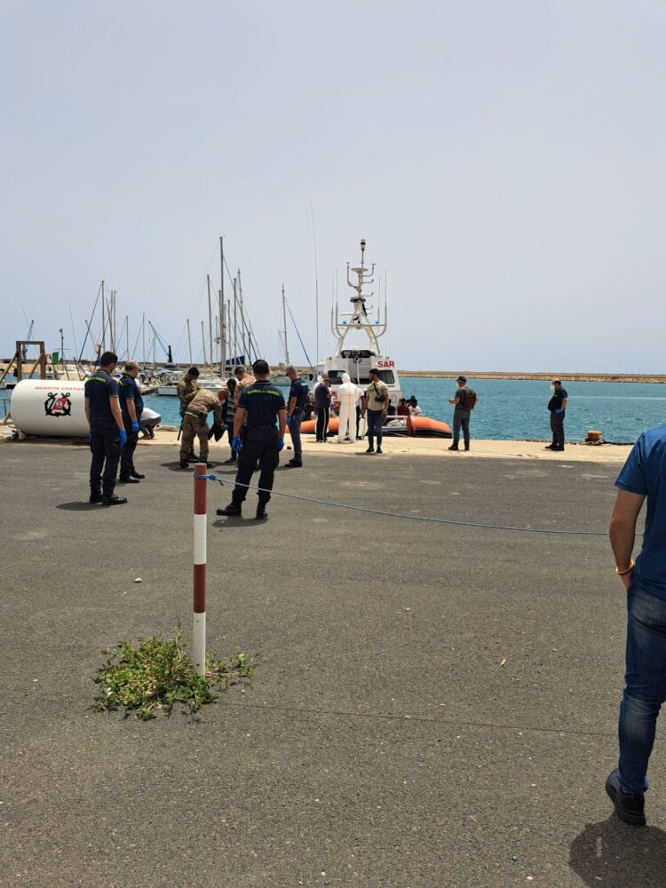 Sbarco al porto di Pozzallo: 37 migranti dalla Siria e dal Bangladesh