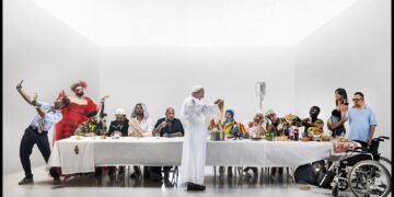 Modica, l’ultima cena in cui Papa Francesco fa da cameriere ai commensali