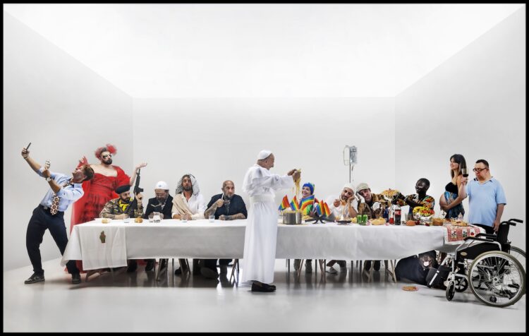 Modica, l’ultima cena in cui Papa Francesco fa da cameriere ai commensali