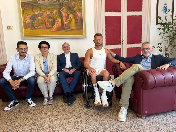 La bella storia dell’atleta paralimpico Alessandro La Terra ricevuto al Comune di Ragusa