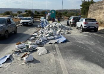 Modica, tir perde il carico. Traffico bloccato