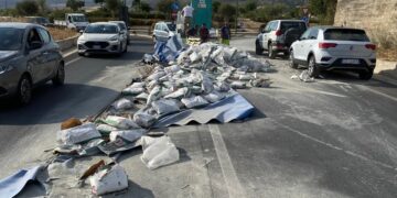 Modica, tir perde il carico. Traffico bloccato