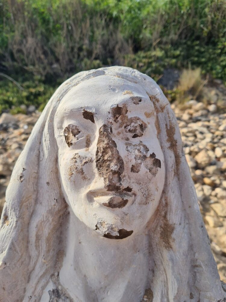 Vandalizzate a Caucana le sculture del maestro La Raffa