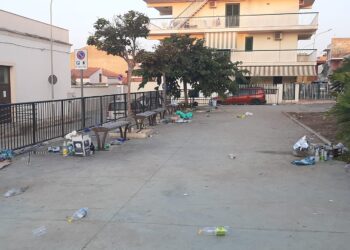 Marina di Ragusa, la piazzetta alle spalle della delegazione di via Benedetto Brin è diventata un ricettacolo di rifiuti