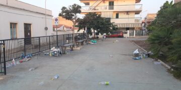 Marina di Ragusa, la piazzetta alle spalle della delegazione di via Benedetto Brin è diventata un ricettacolo di rifiuti