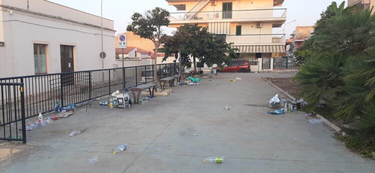 Marina di Ragusa, la piazzetta alle spalle della delegazione di via Benedetto Brin è diventata un ricettacolo di rifiuti