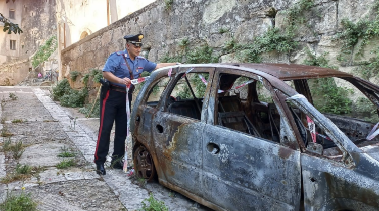 Incendio di un’auto a Ibla, torna in libertà uno degli imputati ma non potrà risiedere a Ragusa