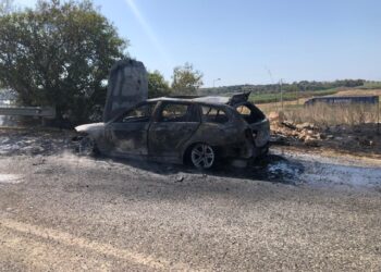 Auto in fiamme sulla Modica-Pozzallo