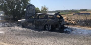 Auto in fiamme sulla Modica-Pozzallo