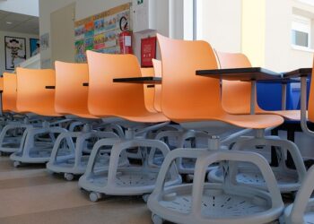 Il Comune di Modica riutilizza i banchi a rotelle di pentastellata memoria per attrezzare un’aula studio a Marina