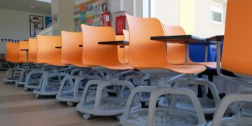 Il Comune di Modica riutilizza i banchi a rotelle di pentastellata memoria per attrezzare un’aula studio a Marina