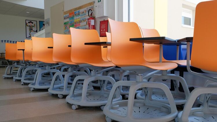 Il Comune di Modica riutilizza i banchi a rotelle di pentastellata memoria per attrezzare un’aula studio a Marina