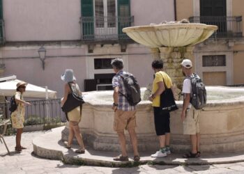 Caldo insopportabile per le vie di Ibla, turisti in difficoltà