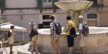 Caldo insopportabile per le vie di Ibla, turisti in difficoltà
