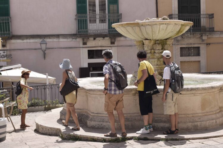Caldo insopportabile per le vie di Ibla, turisti in difficoltà