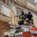 Modica Alta, i vigili del fuoco salvano un cane abbandonato su un balcone