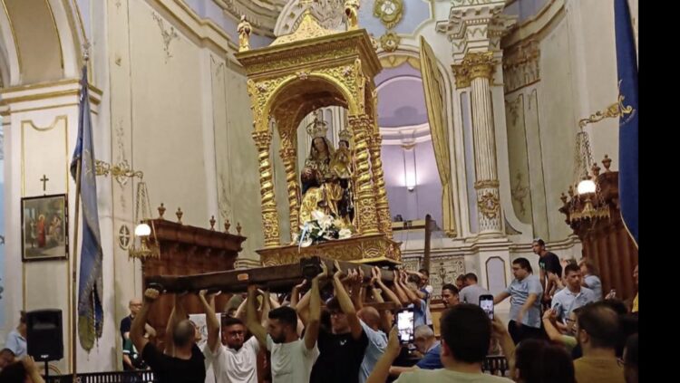 Giarratana in festa per la Patrona, ieri il rito della “Scinnuta”