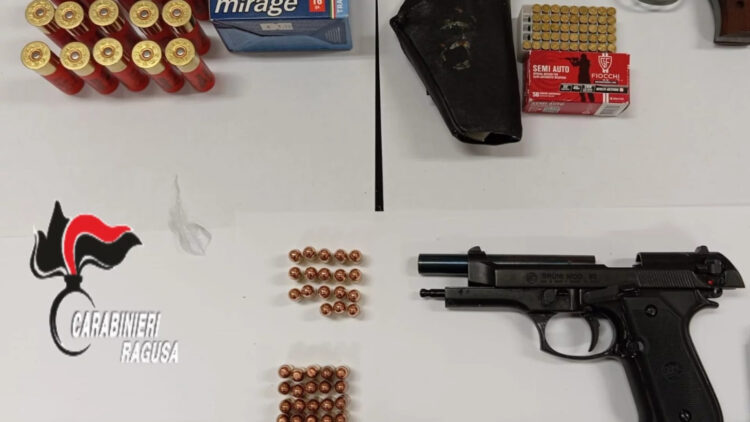 Modica, deteneva arma clandestina: operaio finisce ai domiciliari