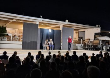 Scoglitti, esordio con sold out per il teatro in spiaggia al circolo velico Anemos