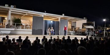 Scoglitti, esordio con sold out per il teatro in spiaggia al circolo velico Anemos