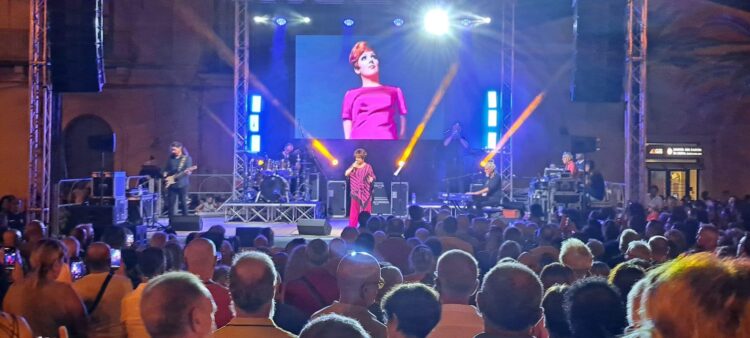 Pozzallo, grande successo ieri sera per il concerto di Orietta Berti