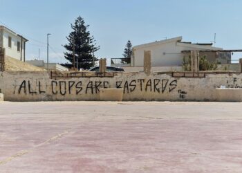 Scoglitti, scritta offensiva sui poliziotti e l’assessore la cancella