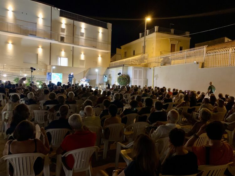 Marina di Ragusa e le immagini della “Fera ‘o luni”