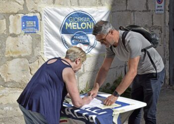 Ragusa: continua la raccolta firme di Fratelli d’Italia per chiedere sicurezza, decoro e legalità in centro storico