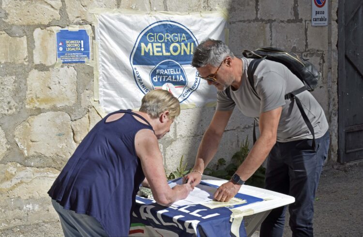 Ragusa: continua la raccolta firme di Fratelli d’Italia per chiedere sicurezza, decoro e legalità in centro storico