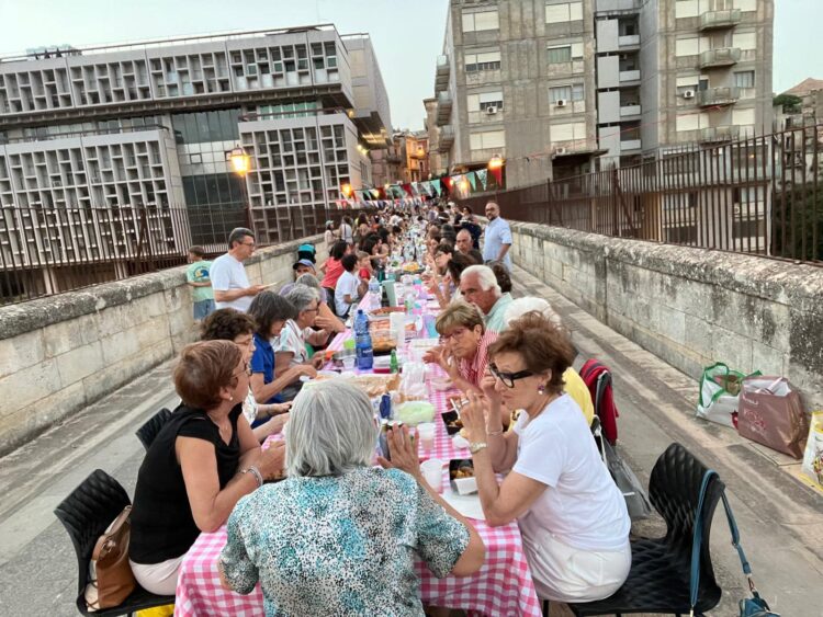 La cena sul ponte Vecchio a Ragusa e la voglia di socializzazione