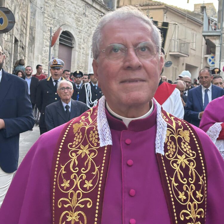 I fedeli tornano alla carica per scongiurare il trasferimento del parroco di Ibla