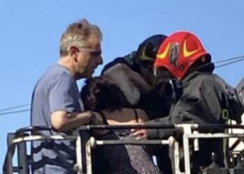 Vittoria, ecco la 35enne salvata in via Principe Umberto dalla polizia e dai vigili del fuoco