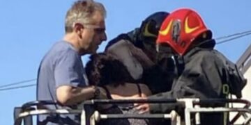 Vittoria, ecco la 35enne salvata in via Principe Umberto dalla polizia e dai vigili del fuoco