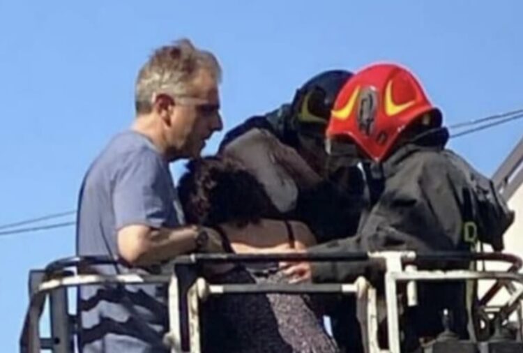 Vittoria, ecco la 35enne salvata in via Principe Umberto dalla polizia e dai vigili del fuoco
