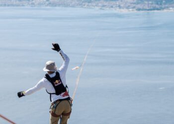 Jaan Roose e lo slacklining sullo Stretto di Messina: diventa una leggenda vivente dello sport mondiale