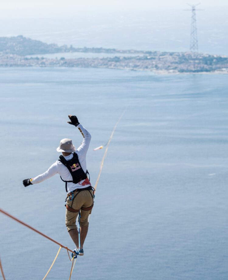 Jaan Roose e lo slacklining sullo Stretto di Messina: diventa una leggenda vivente dello sport mondiale